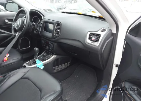 2018 Jeep Compass Latitude 4X4 z USA, uszkodzony, nr VIN 3C4NJDBB0JT252943